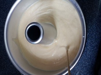 step12: 再用竹籤插入麵糊內， 以畫圓的方式攪動，讓麵糊中多餘的氣泡釋出。