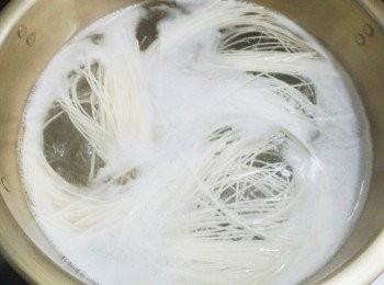 step2: .照說明書上,將素麵放進已沸騰的水中,煮1分半鐘