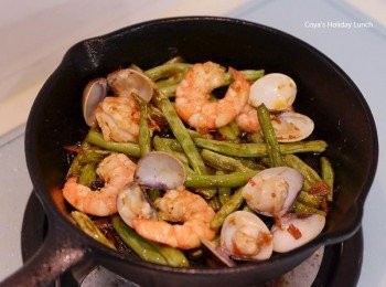 step5: 拌炒至蝦子兩面都熟後馬上關火，四季豆看起來應該會像我照片中的狀態，已經被乾煸的縮水了，有點褐色，關火後依然會持續高溫一兩分鐘，鑄鐵鍋保溫性很好，不需要呈盤直接端上桌就可以享用囉！