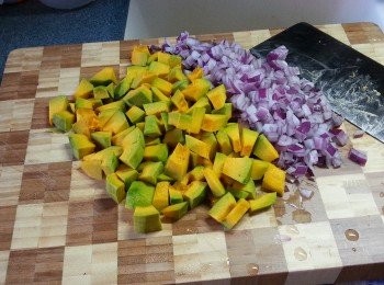 step1: 南瓜去皮切粒,洋蔥切粒