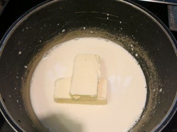step6: 做好<span class="group_3">南瓜粉</span>就可以做<span class="group_2">外殼</span>了。
 - 牛奶+****牛油+鹽＋糖用小火煮至在鍋中的開始冒泡泡的狀態