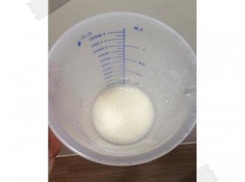 step1: 將麵粉和水調均勻~~~就成了麵粉水!!