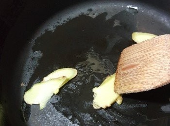 step3: 用少許油起鑊,先爆香4片薑片