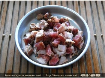 step4: 將鹹豬肉自包裝袋取出後，直接切成適當大小的鹹豬肉丁備用。
