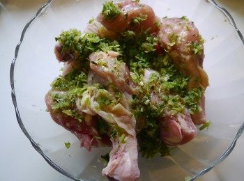 step4: *將<span class="group_2">乾醃料</span>均勻鋪上，淋上<span class="group_3">濕醃料</span>後稍微按摩雞肉。放冰香醃1.5小時。