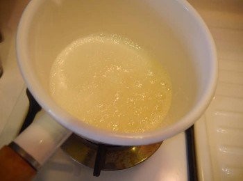 step3: *可以稍微搖晃，幫助均勻混合糖水~