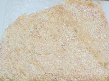 step1: 蛋糕模鋪底部模紙,吉利丁粉倒入45ml水中15～20分鐘備用,<span class="group_2">餅乾底</span>用奶油微波融化,消化餅用桿麵棍壓成碎末,
水50ml倒入抹茶粉中拌勻備用