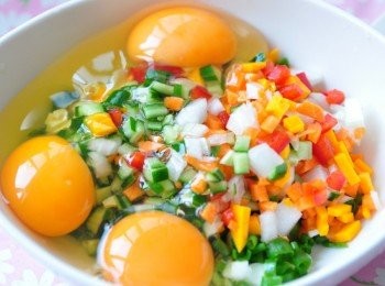 step3: 鮮蔬丁放入容器中，打入三顆新鮮的雞蛋