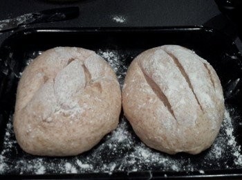 step6: 然後用鋒利的刀在麵包上數下，灑少許麵粉在上。放入烤箱220度烤約35至40分鐘，最後的五分鐘，可將麵包倒轉，令底部也熟透（可在烤箱下層放一盤水，一起烤，可令麵包有更脆的外層）