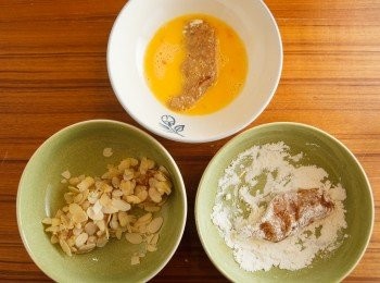 step4: 接著將醃好的<a href="https://bit.ly/3EZL8dD" target="_blank" data-keyword="雞胸" class="guide-link"><strong>雞胸</strong></a> <span style="display:inline-block;vertical-align:middle;margin-top:-3px;color:initial;border-radius:3px;padding:2px 3px;font-size:12px;line-height:14px;background:#87d300;color:#fff;">即買</span> 肉依序沾裹麵粉、蛋液與杏仁片。