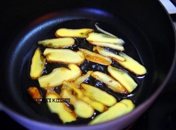 step2: 2.起鍋，入油，開火，小火煸薑片。