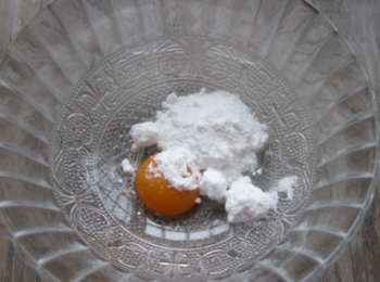 step2: 蛋黃打入碗裡，加糖。（糖最好為粉末狀的）