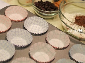 step1: 烤箱預熱至180度C(356度F)。所有材料秤好，烤盤鋪上紙模備用。