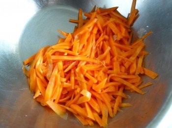step4: 紅蘿蔔絲也用冷開水洗淨瀝乾