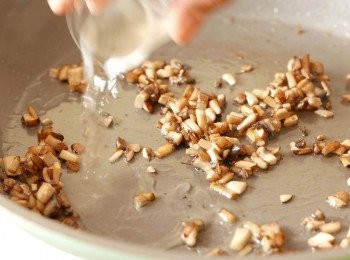 step3: 以中火燒熱油，下蘑菇炒5分鐘後，下白酒再把蘑菇炒至乾身，盛起備用。