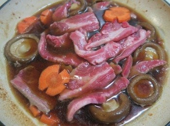 step3: 依序放入香菇.胡蘿蔔.最後再放入肉片.煮滾即可