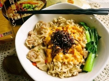 step5: 乘到碗後，趁熱鋪上起司片與海苔絲~開動XD