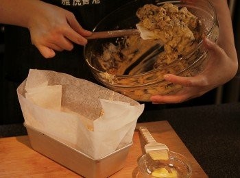 step9: 用牛油紙摺好長型蛋糕模掃牛油並倒入混好既乾果麵糊入蛋糕模內