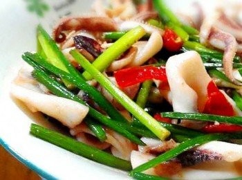 step2: 倒入橄欖油，放入蒜頭爆香，等香氣出來時再依序放入小管、韭菜一起炒，加入少許米酒、塩巴、糖、香油，即可呈盤上桌享用香噴噴極美味的韭菜小管！！
（記得小管不要炒太硬和太熟，不然透抽肉質太硬會不好吃。）