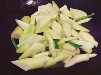 step3: 聞到青蔥香氣就可放入筊白筍
加入米酒拌炒均勻再加入約一大湯匙的水量