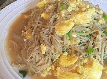 step5: 鍋中再倒入少許油，金菇炒熟，后下雞蛋一起翻炒均勻，出鍋前下蔥，下鹽調味即可。