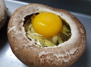 step2: 將蛋去殼，倒進啡菇內。