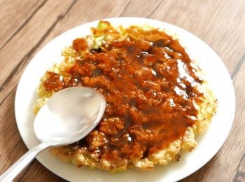 step7: 上碟，掃上大阪燒醬。