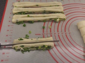 step7: 將每一條的麵團中間壓一刀但不需切斷。