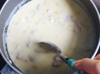 step9: 攪拌至滾起，放在通粉上面，加上西蘭花即成。