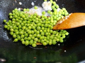 step9: 9.等香料味道飄出來，加入青豆仁一起拌炒，冷凍的豆子時間比較短，新鮮的豆子要炒比較久。