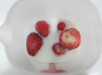 step2: 一起放進材料中並加入少許蜂蜜!!