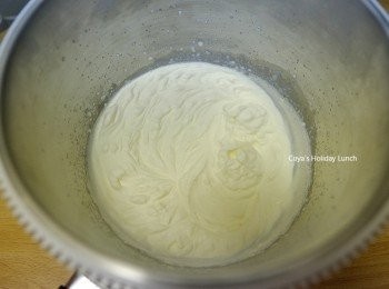 step9: 等待南瓜塔放涼時，鮮奶準備等等要裝飾的鮮奶油，200ml鮮奶油和10g砂糖，隔著冰塊水中速或慢速打發後裝進擠花袋 (其實100ml的鮮奶油就很夠用了，但是量太少我的容器不好打發)