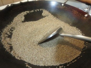 step1: 首先把芝麻挑拣一下，去除杂质、洗去浮尘，沥干水分之后放入干锅中用小火慢慢炒熟