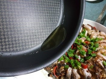 step3: 蒸熟後倒去多餘水份,舖上蔥粒,煮滾適量滾油淋上蔥粒上即可