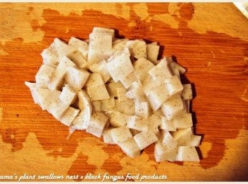 step2: 將黑木耳鮮奶凍自容器中取出，並分切成丁狀後備用。