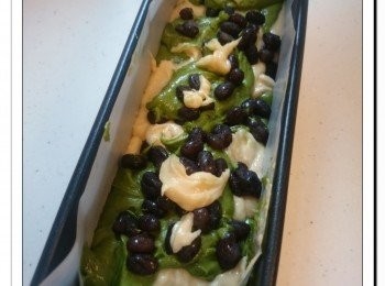 step7: 在模具內鋪牛油紙。把兩種蛋糕液輪流倒入模具中, 加入蜜紅豆。最後用筷子劃幾圈, 抹平表面。