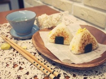 step8: 迷你可愛的起士蛋鬆飯糰:) 裏頭包的蛋鬆快爆出來了~~~