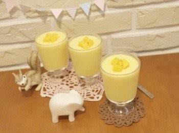 step7: 淡黃色的「芒果布丁」一點也不難，撒上些許芒果碎塊更美味 ♡