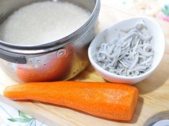 step5: 取出充滿香氣有機的紅蘿蔔，並準備白米與吻仔魚