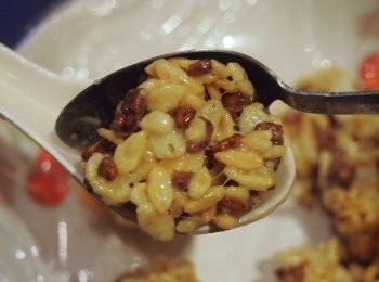 step4: 以兩隻匙羹將取起適量卜卜米，搓成球體。待涼後可用手輕捏，作最後塑型。鋪在保鮮紙上，放雪櫃下格半小時後取出即可。