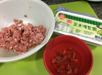 step1: 肉碎用<span class="group_2">醃料</span>醃約半小時備用, 杞子浸水沖洗後瀝乾備用