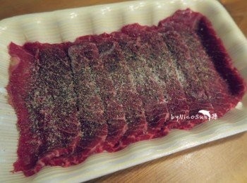 step5: 肉片撒上胡椒海鹽.下鍋兩面煎至5-7分熟