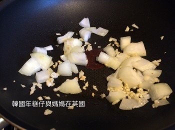 step4: 鑊下油預熱，爆香蒜蓉和洋蔥，