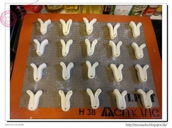 step6: 在每件蝴蝶酥的兩邊塗上已座溶牛油。打開上方成心型。