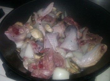 step2: 另外將洋蔥、洋菇切片、與洗淨的雞腿肉大火略炒至有香氣飄出