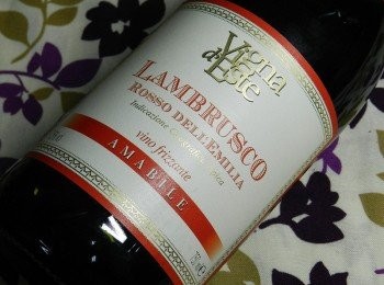 step1: 這款 義大利LAMBRUSCO (紅)汽泡酒，是進入紅酒世界入門款的最佳選擇，帶點微甜，比較沒有酸澀味，搭配重口味肉類料理，感受酒質風味變化，又可減低油膩口感