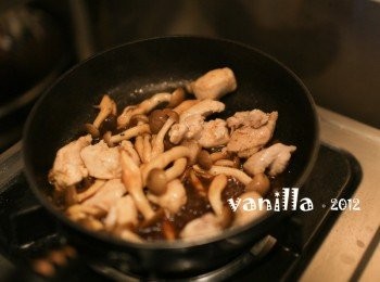 step2: 炒鴻喜菇和<a href="https://bit.ly/3EZL8dD" target="_blank" data-keyword="雞胸" class="guide-link"><strong>雞胸</strong></a> <span style="display:inline-block;vertical-align:middle;margin-top:-3px;color:initial;border-radius:3px;padding:2px 3px;font-size:12px;line-height:14px;background:#87d300;color:#fff;">即買</span> 肉，再加入康寶鮮味炒手，再加入<span class="group_2">淡味照燒醬</span>