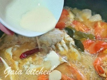 step7: 在碟前放入花奶/椰奶(不可太早落，會油水分離煮出黎個湯會好油)拌均。