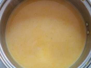 step3: 開中大火，倒入水，直至聽到[卜卜聲]。加入南瓜片。改中小火滾至水顏色轉咗。