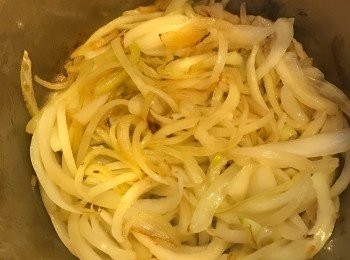 step3: 先落小許橄欖油爆香洋蔥, 然後放蜆肉